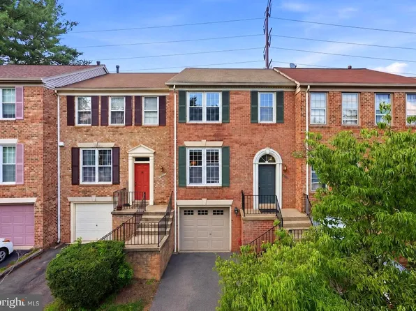 4262 Fox Lake Dr, Fairfax, VA 22033