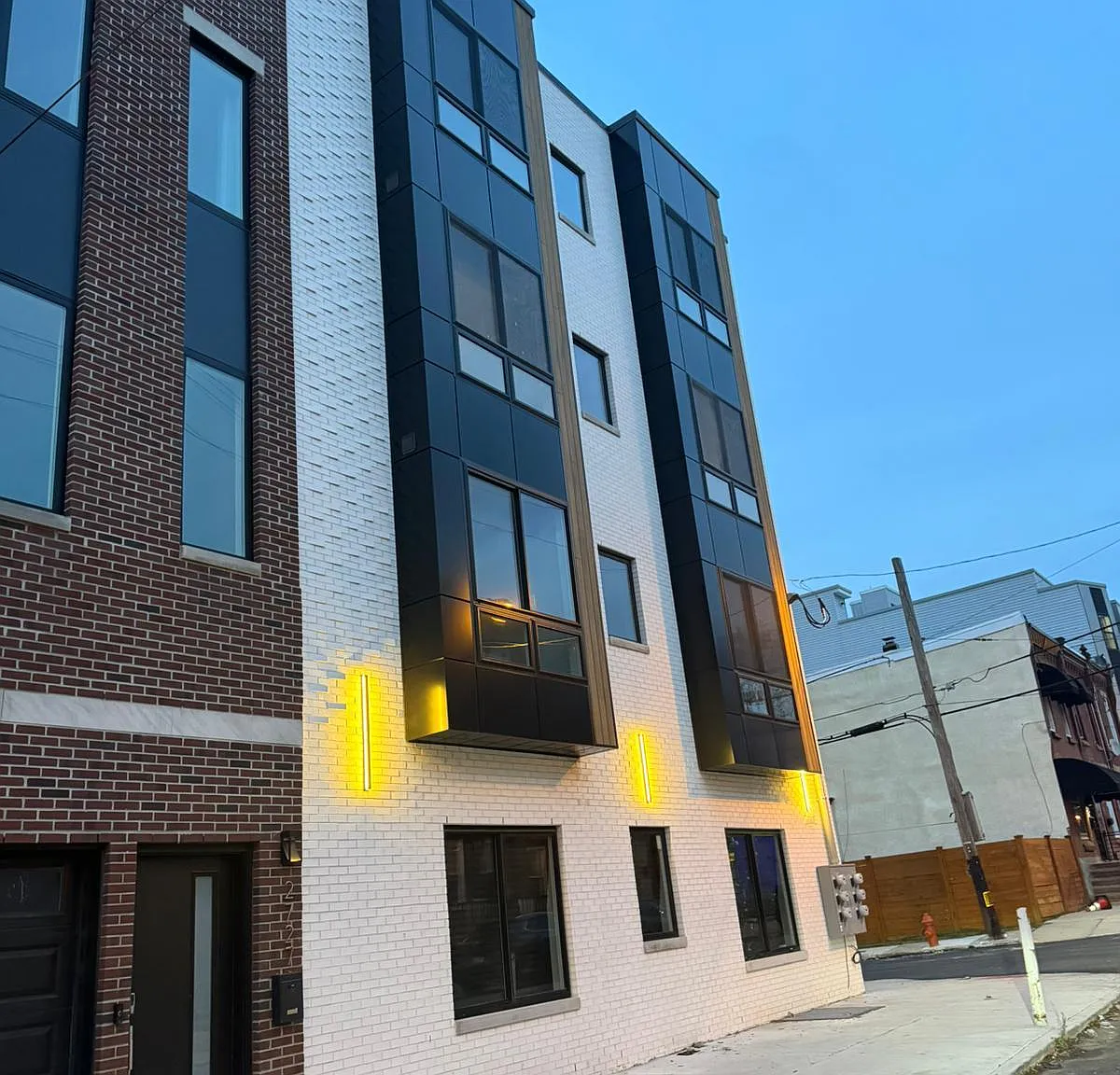 2731 W Jefferson St — Photo 3