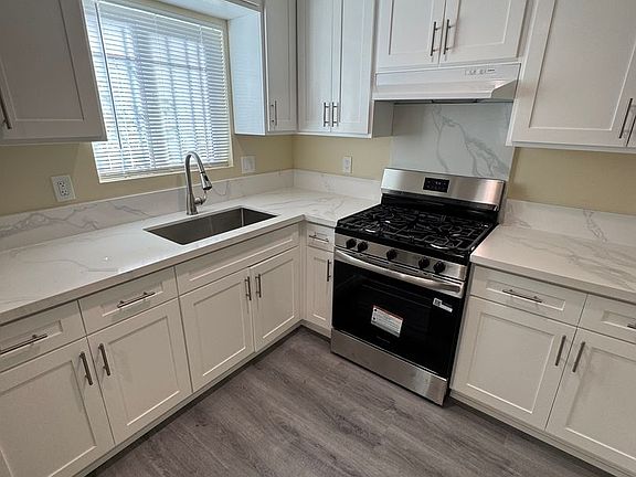 3rd image of 754 E 84th Pl #5