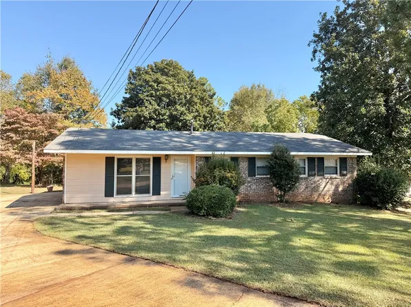 1101 Brownstone Cir, Opelika, AL 36801