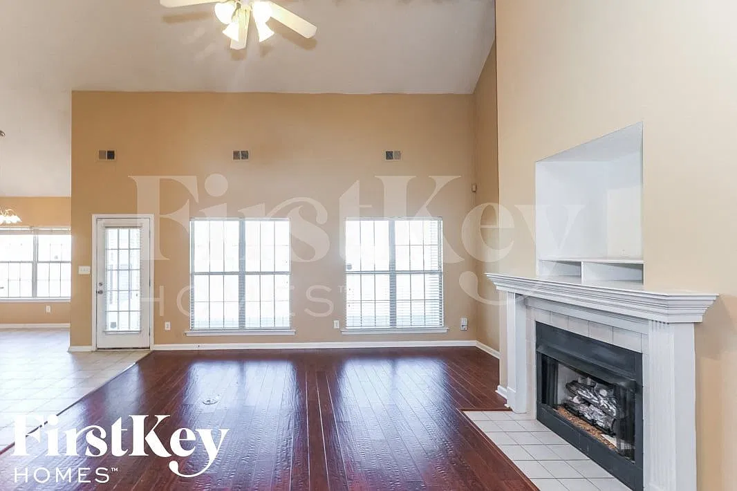 4 bed, 2.0 bath, 2162 sqft, $2,165 — Photo 2