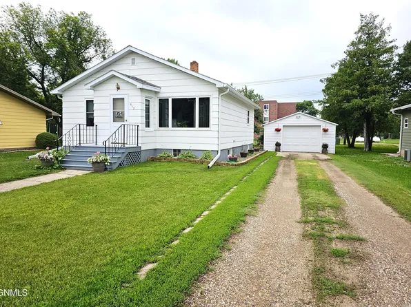 612 1st St N, Ellendale, ND 58436