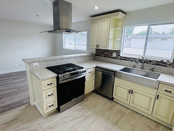 5th image of 18550 Hatteras St Unit 115