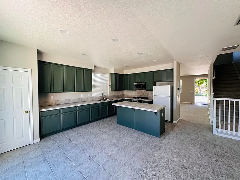2403 Clemente Ln — Photo 7