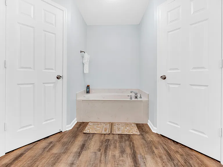 8301 Manhatten Dr — Photo 23