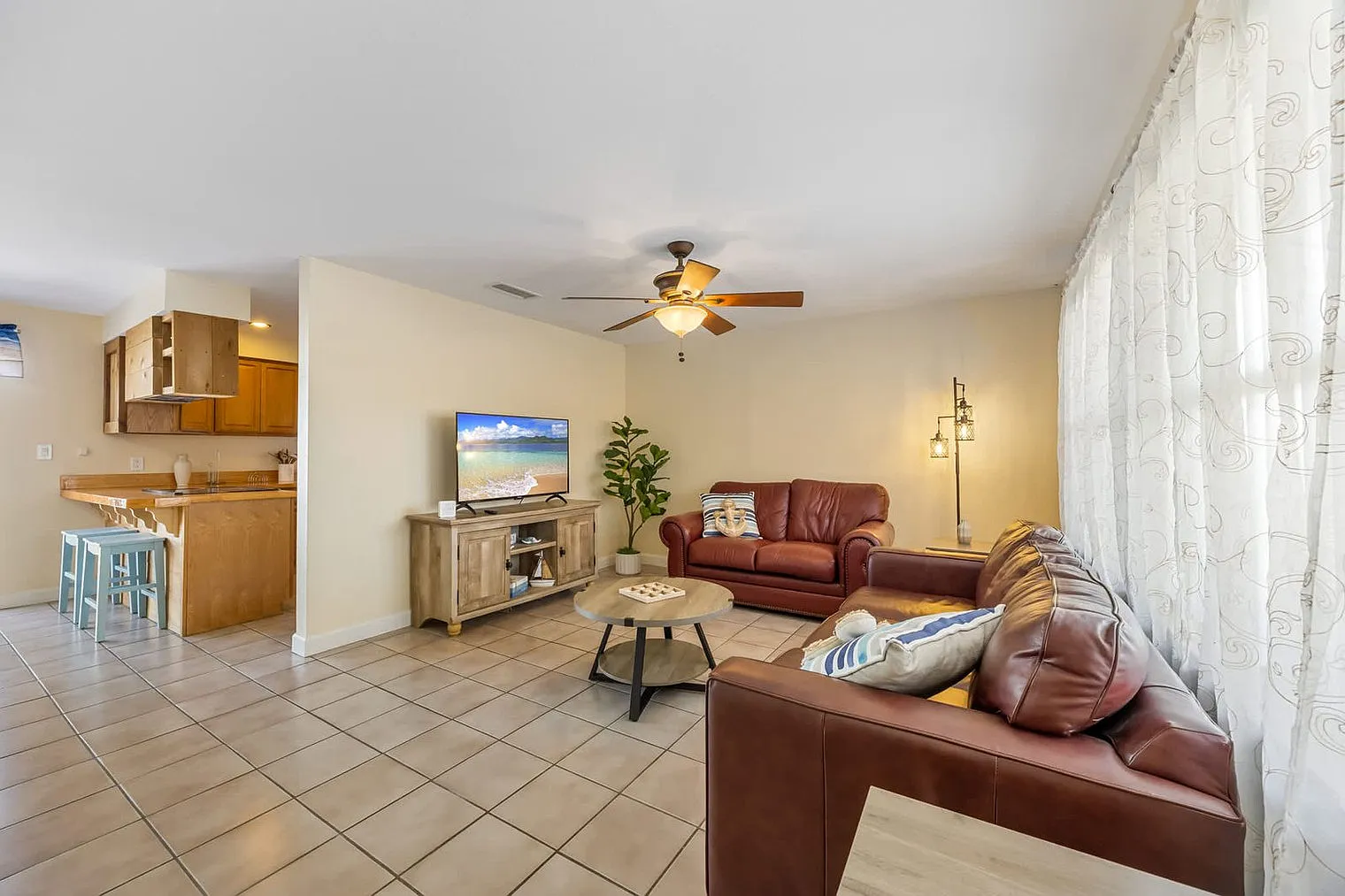 3 bed, 2.0 bath, 1076 sqft, $3,351 — Photo 2