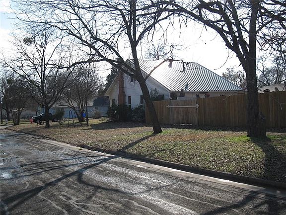 3rd image of 130 E Drane Ave