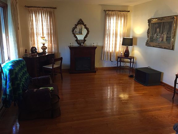2nd image of 907 W 19th St