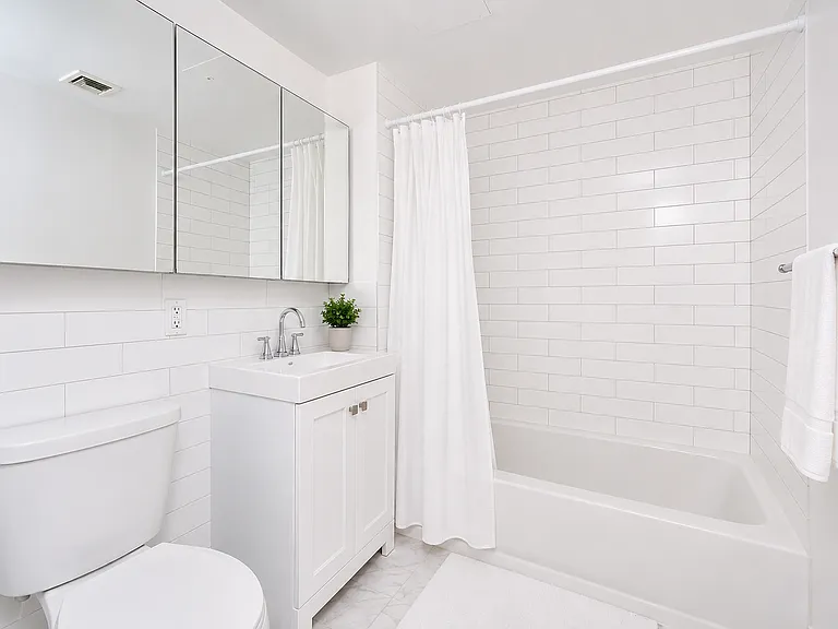 315 E 10th St #5R — Photo 7