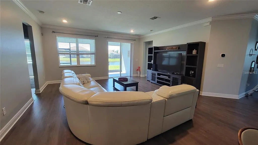 4 bed, 3.0 bath, 2610 sqft, $3,500 — Photo 3