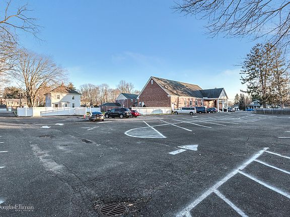 4th image of 70 New York Ave