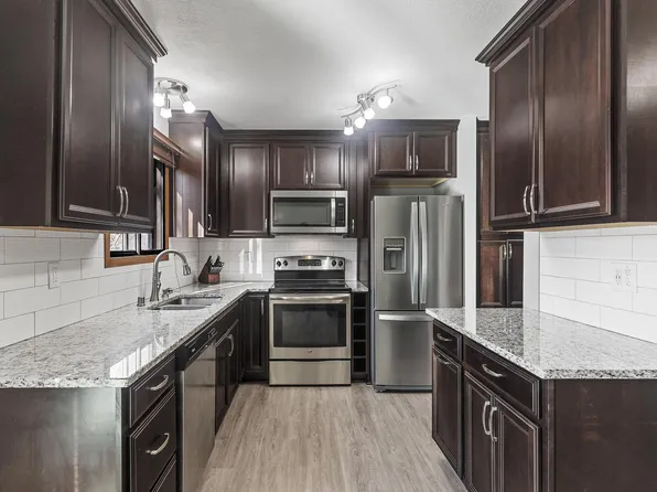 11578 Carriage Ct, Eden Prairie, MN 55344