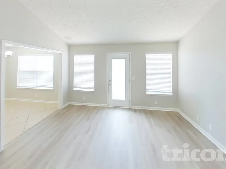 3013 Weybridge Dr — Photo 3
