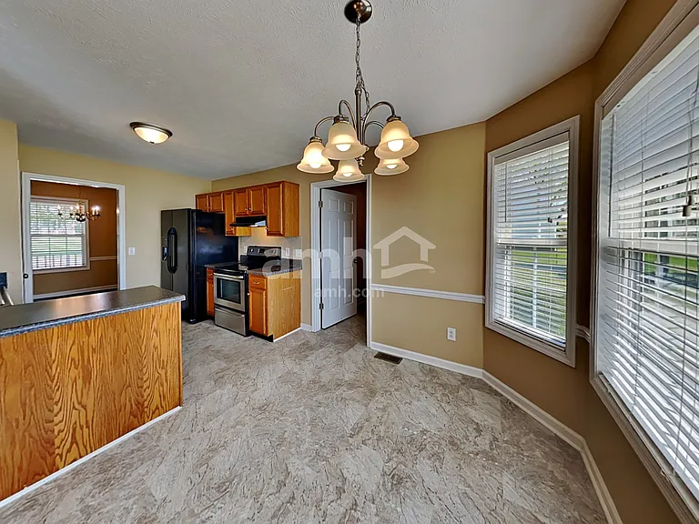 115 Crenshaw Dr — Photo 9
