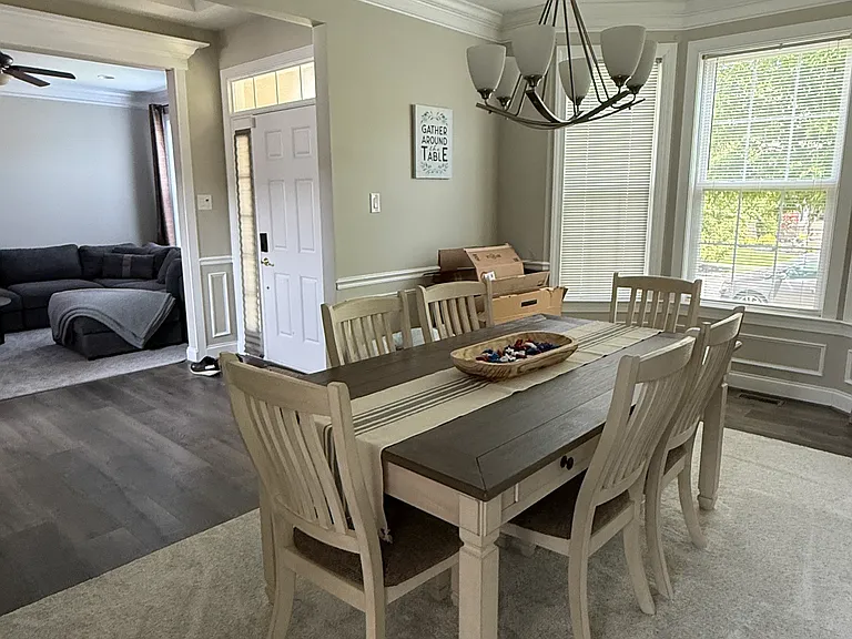 639 Bainbridge Dr — Photo 2
