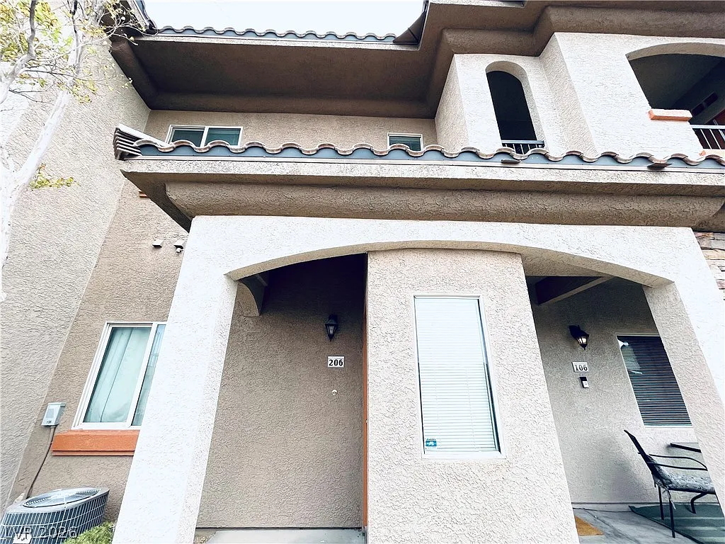 2 bed, 2.0 bath, 1073 sqft, $1,685 — Photo 1