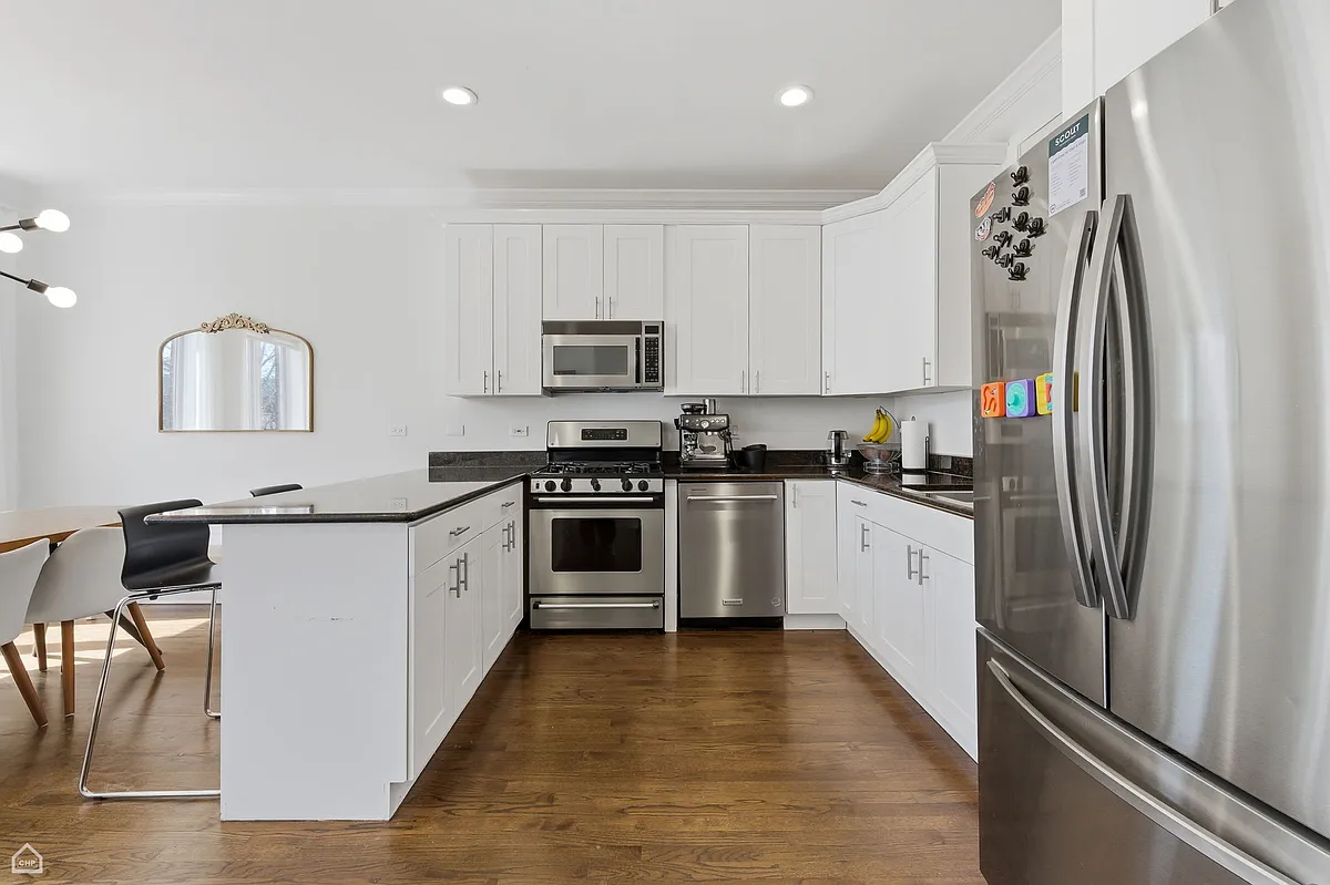 Building Photo - 1144 W Diversey Pkwy #2