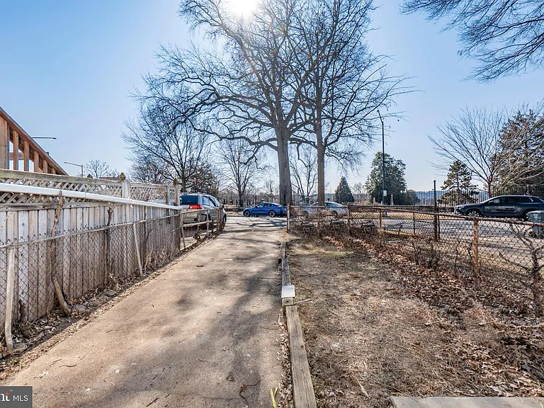 1805 Potomac Ave SE — Photo 43