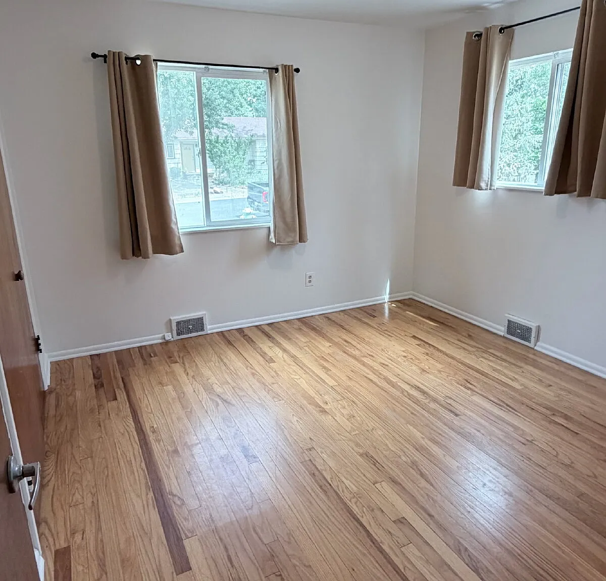 3 bed, 1.0 bath, 1032 sqft, $2,500 — Photo 4