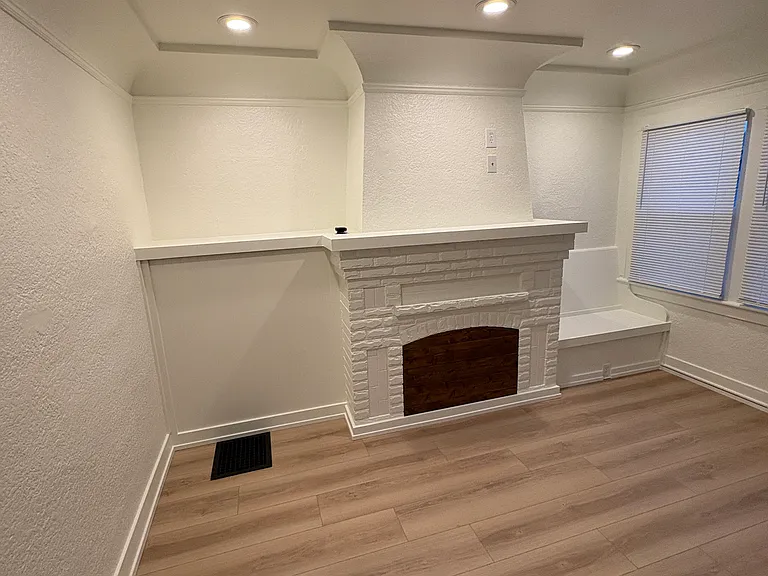 762 W 6th St — Photo 4