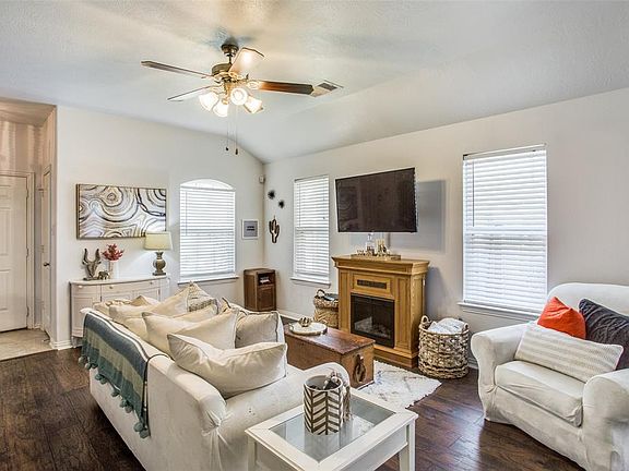 3rd image of 2720 Sunshade Ct
