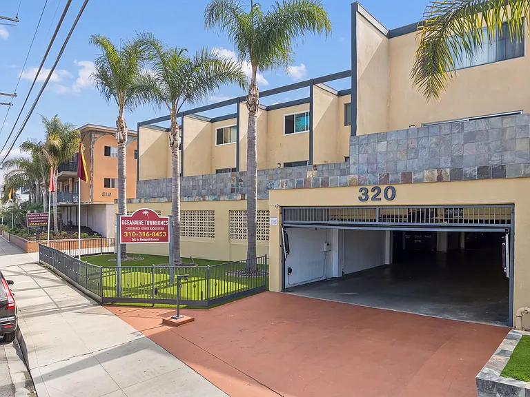 Oceanaire Townhomes — Photo 1