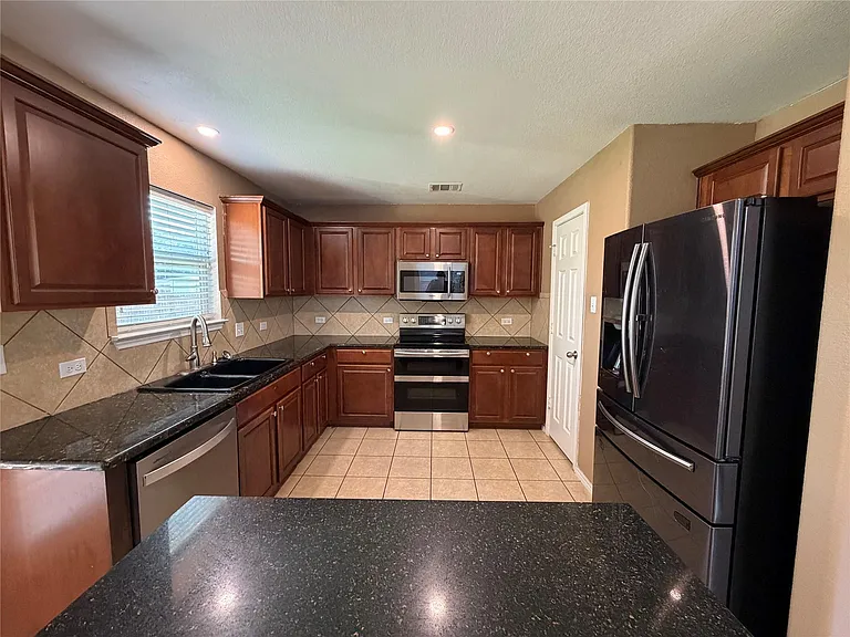 904 Gentry Dr — Photo 5