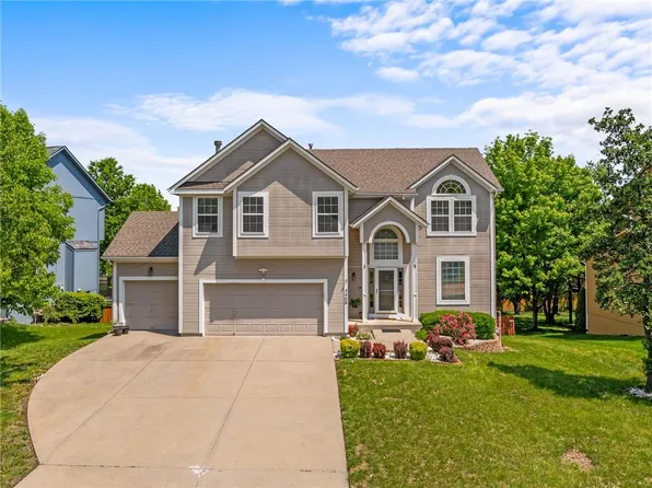 5405 Lakecrest Dr, Shawnee, KS 66218