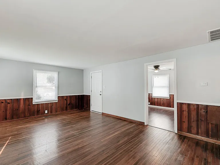 4449 Kingsley Dr — Photo 9