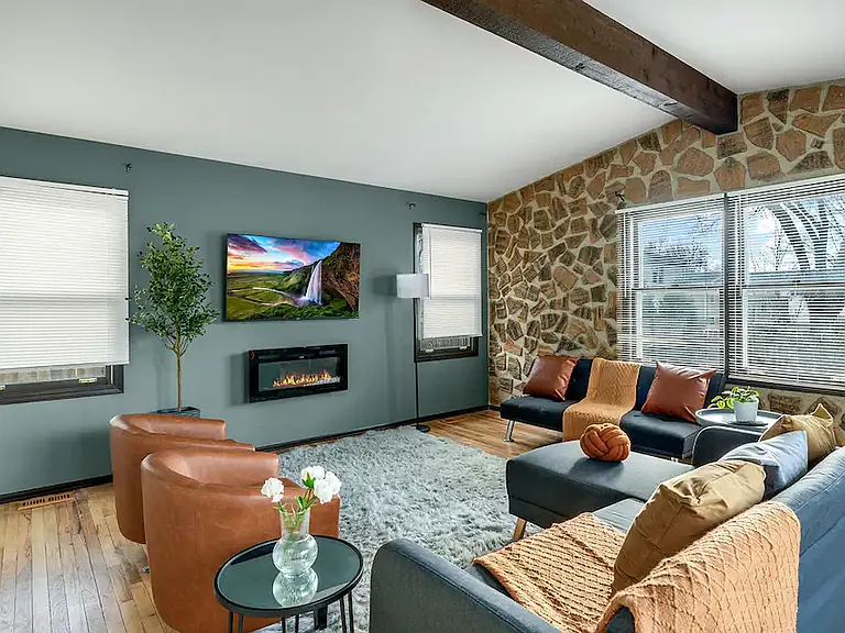 Family Room with vaulted ceiling 
16'x17.5'