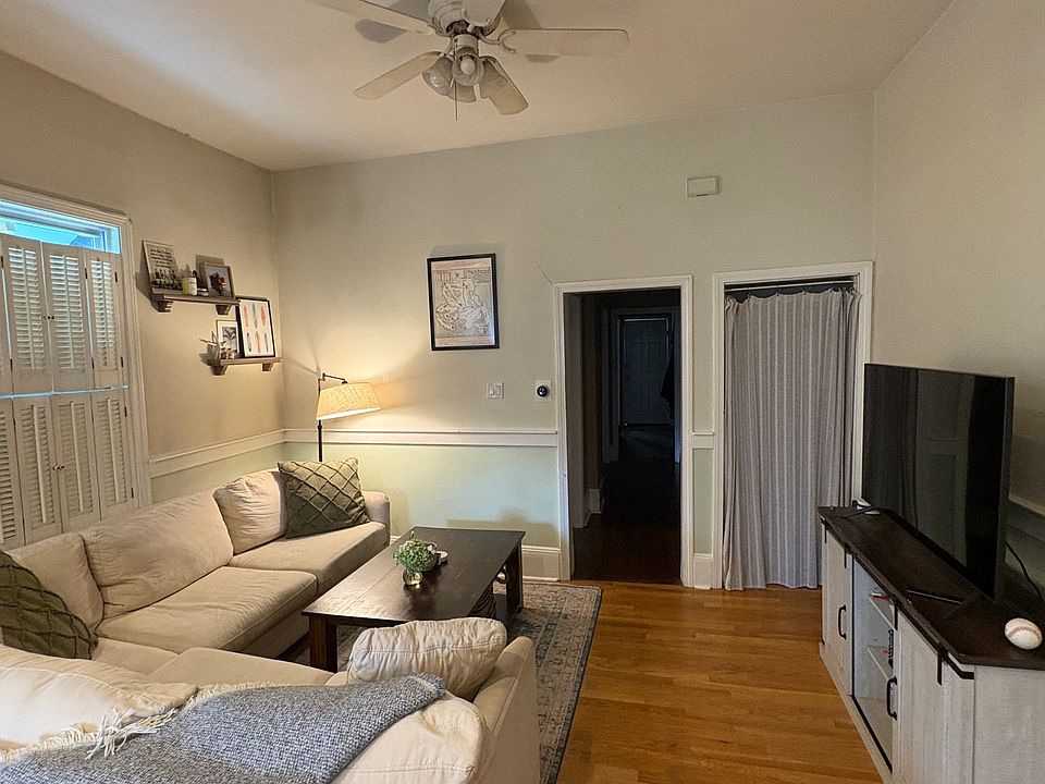 Open floor plan living room / dining area / kitchen
