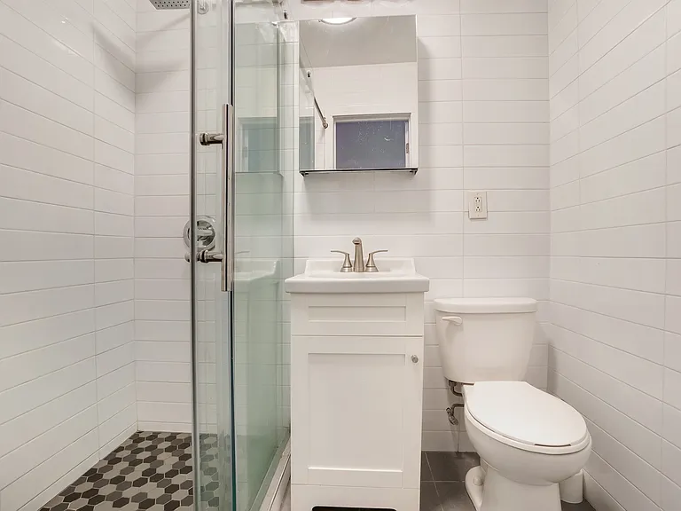 154 E 7th St #3 — Photo 6