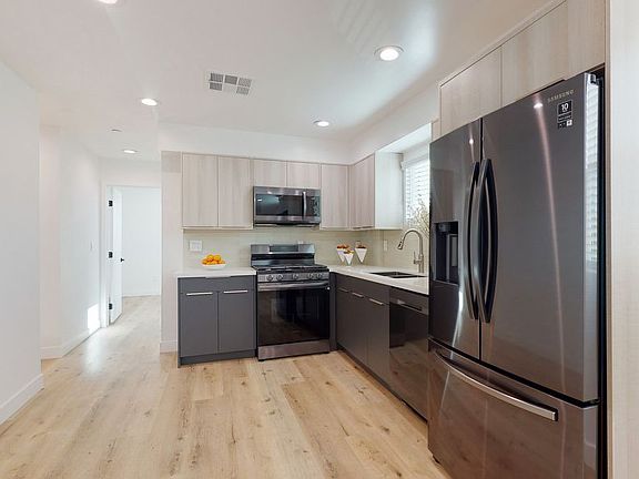 3rd image of 640 N Serrano Ave