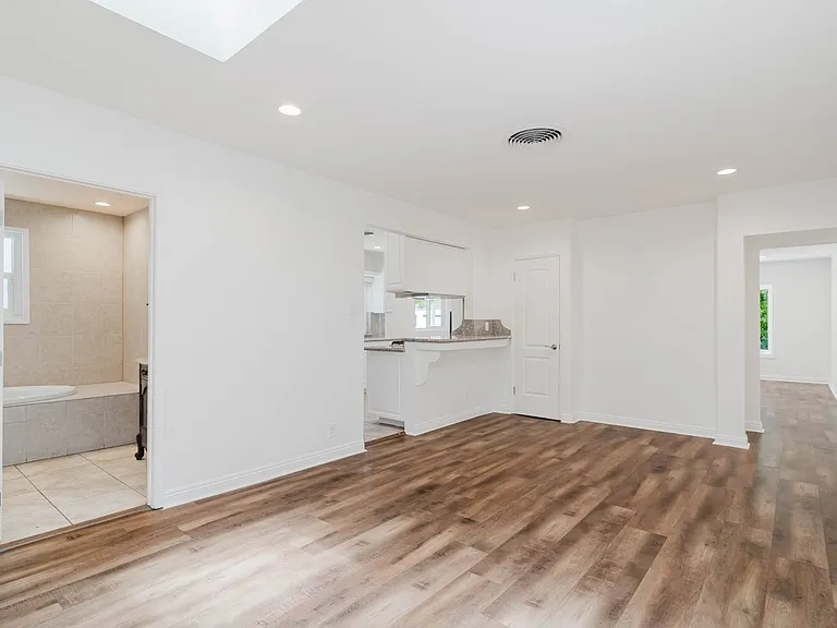 13856 Runnymede St — Photo 15