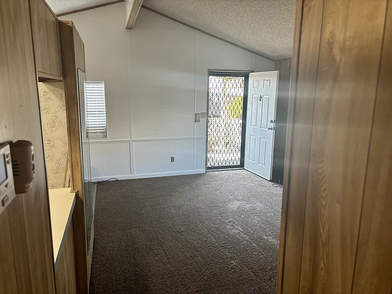 11 Grube St — Photo 3
