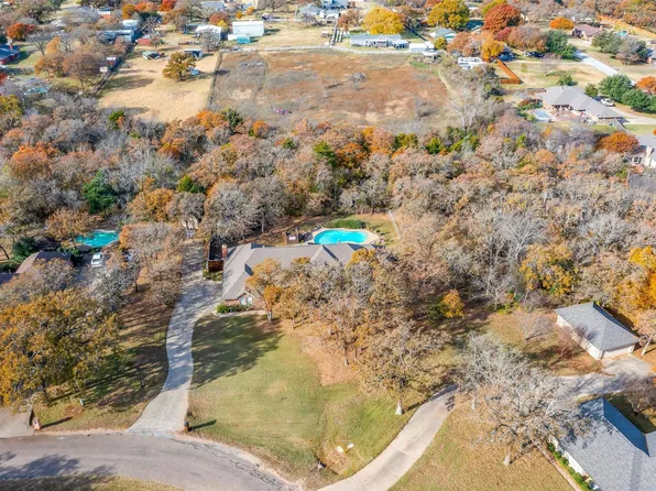 209 Hillside Dr W, Burleson, TX 76028