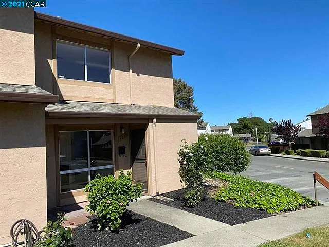 2 bed, 1.5 bath, 1018 sqft, $2,895 — Photo 2