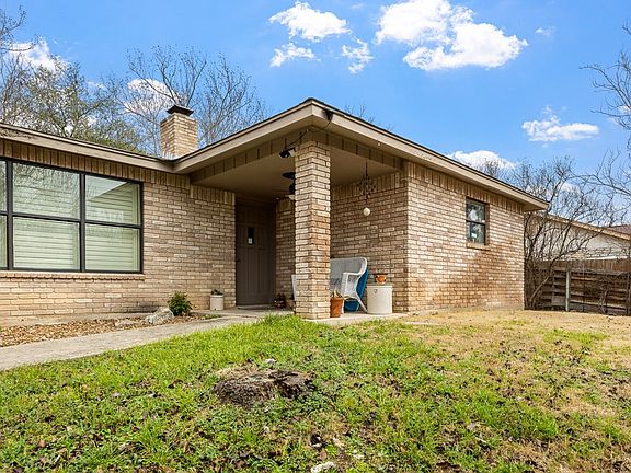 3rd image of 2212 San Jacinto Dr