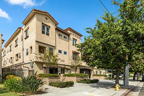 13439 Burbank Blvd Photo 1
