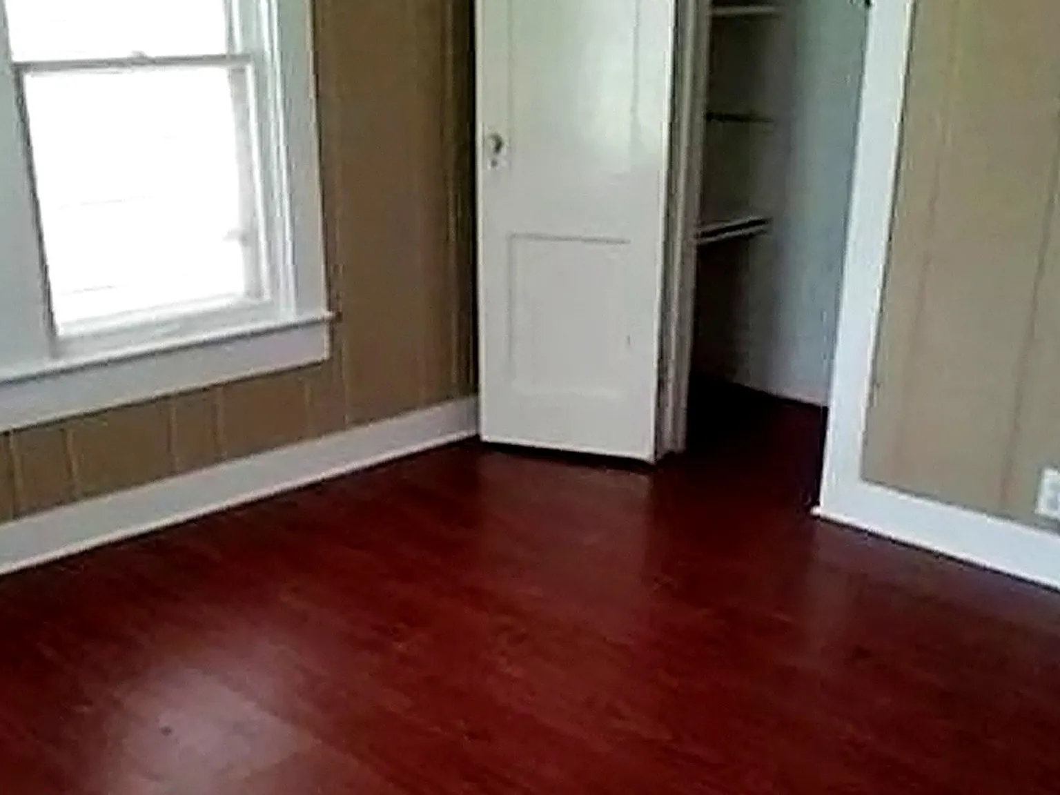 3 bed, 2.0 bath, 1922 sqft, $1,600 — Photo 2