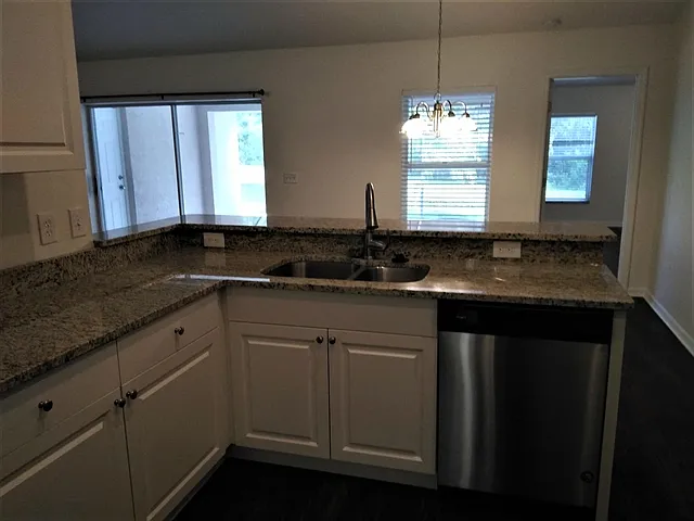 1443 Baythorn Dr — Photo 4