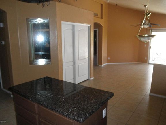 3rd image of 1016 W Chilton Dr