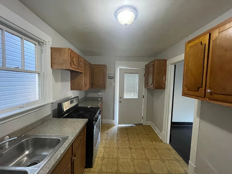 310 Albert St — Photo 5