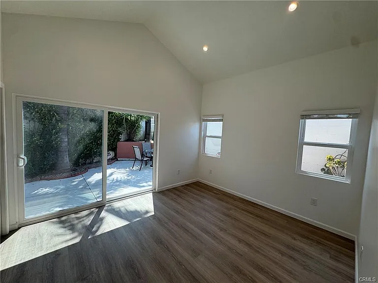 5032 Serrania Ave — Photo 14