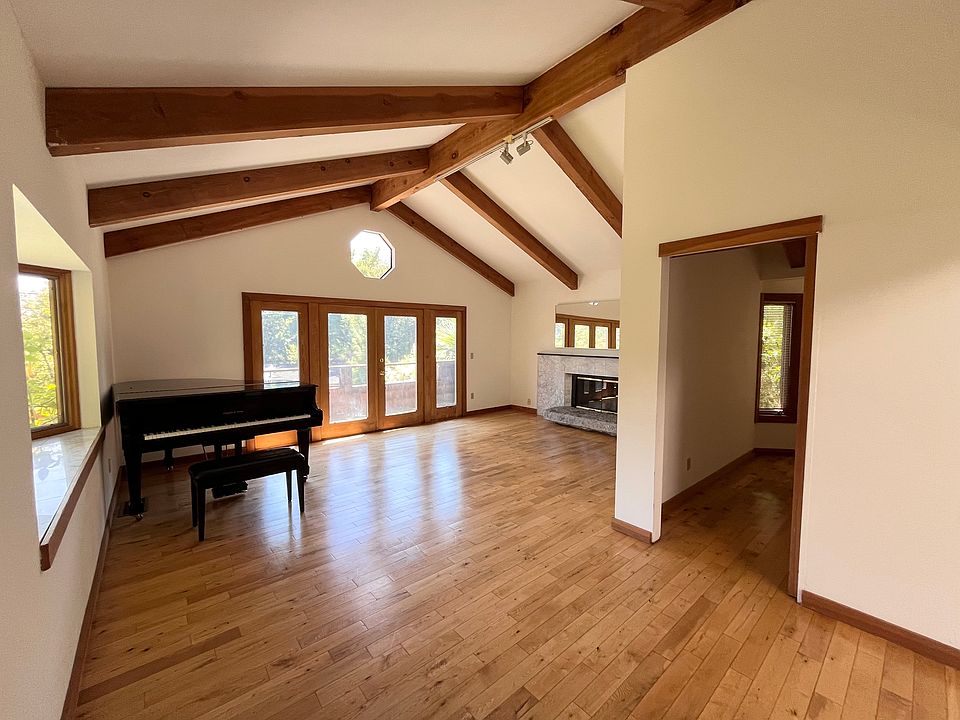 Living room with gas fireplace, vaulted ceilings.