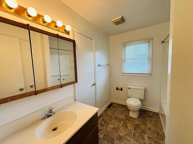 435 Wakeman Ct — Photo 9