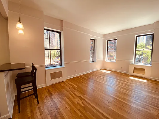Rented by Metropolis Real Estate of Manhattan | media 4