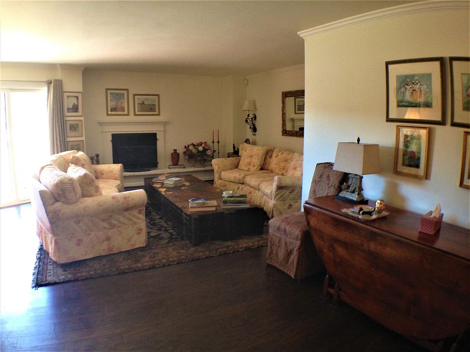 Large Sitting Area