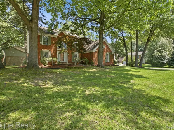 3261 Windwood Rd, West Bloomfield, MI 48324