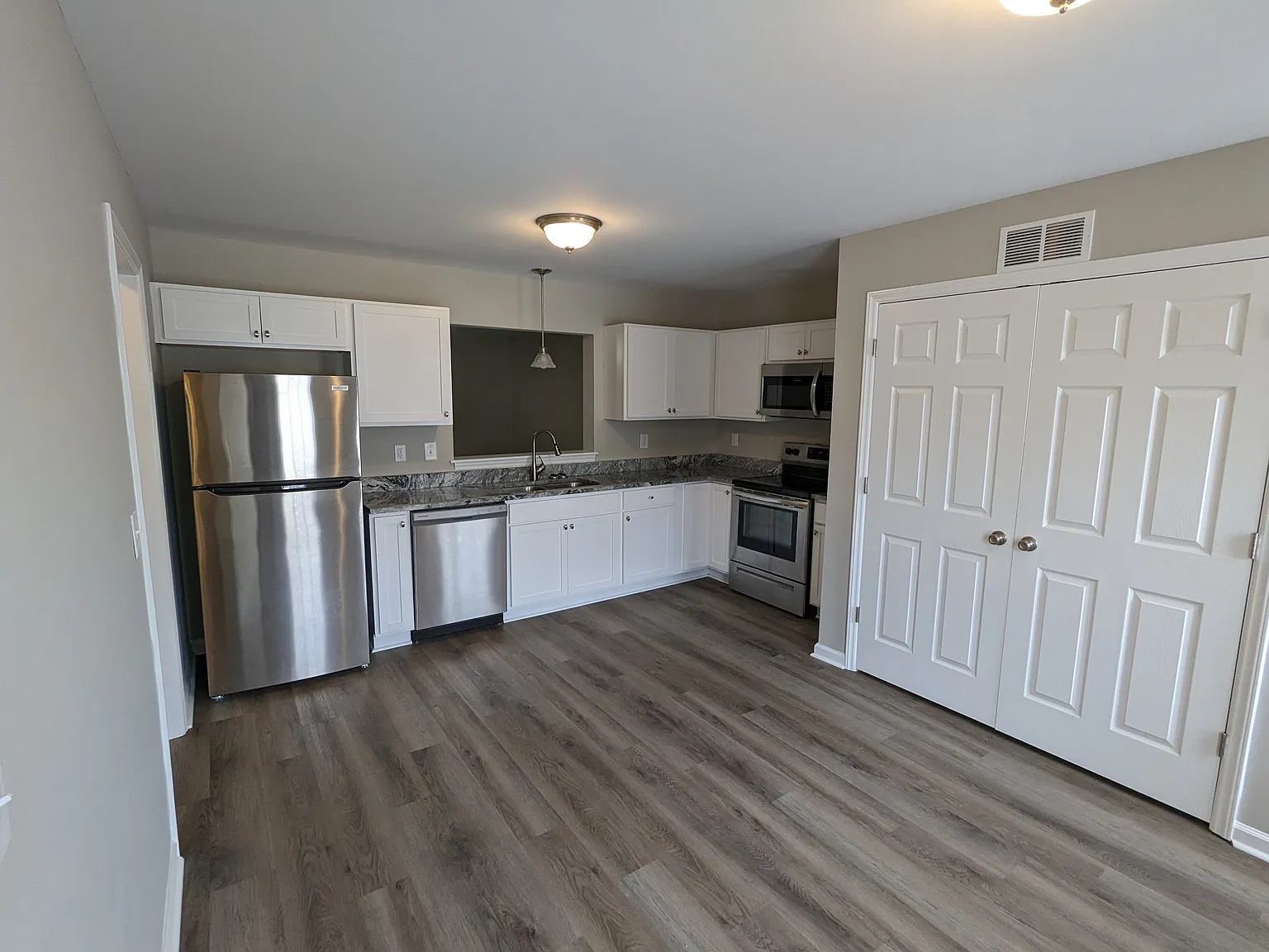 3 BR 2.5B Townhouse in quiet neighborhood convenient to shopping and ECU. — Photo 2